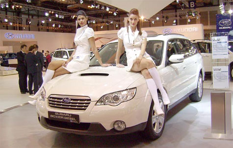 Chicas guapas en el Salón del Automóvil de Madrid