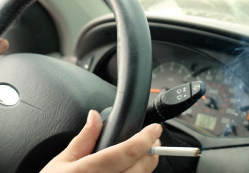Fumar mientras se conduce es peligroso