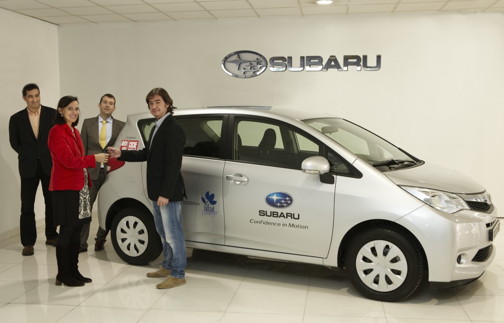 Entrega del Subaru Trezia a la asociación de alzheimer