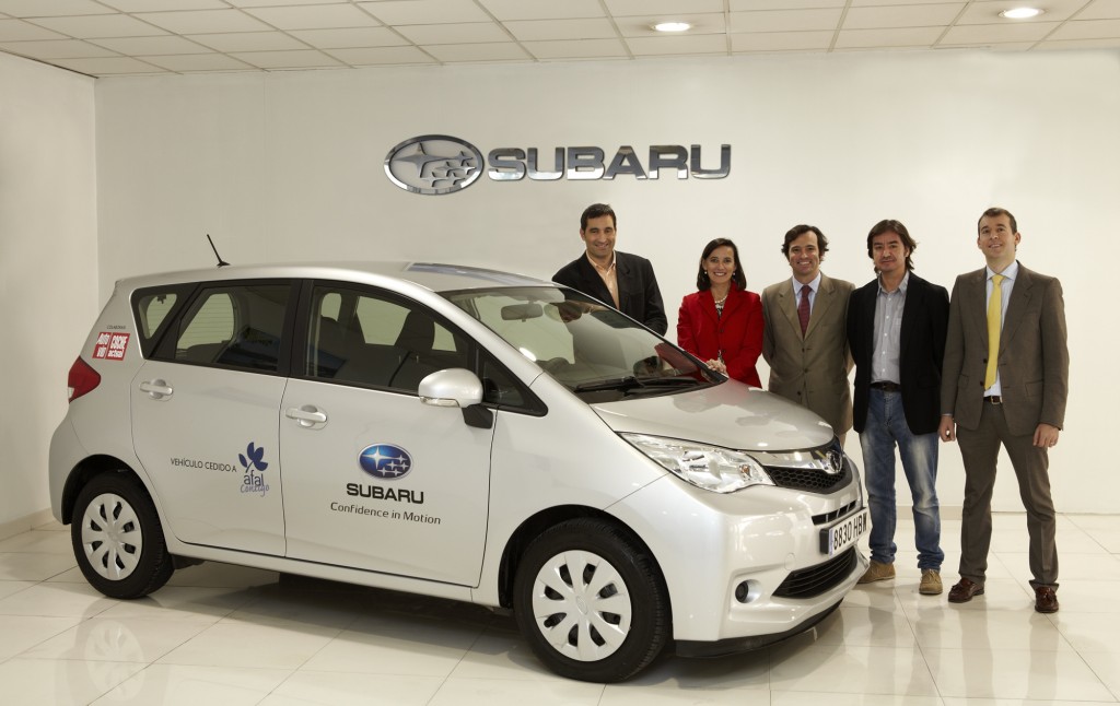 Entrega de Subaru Trezia a la Asociación Nacional del Alzheimer