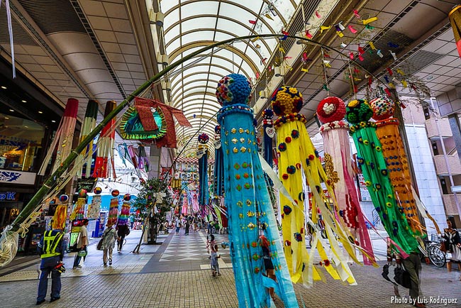 Banderolas de Tanabata en Sendai. © Luis Rodríguez