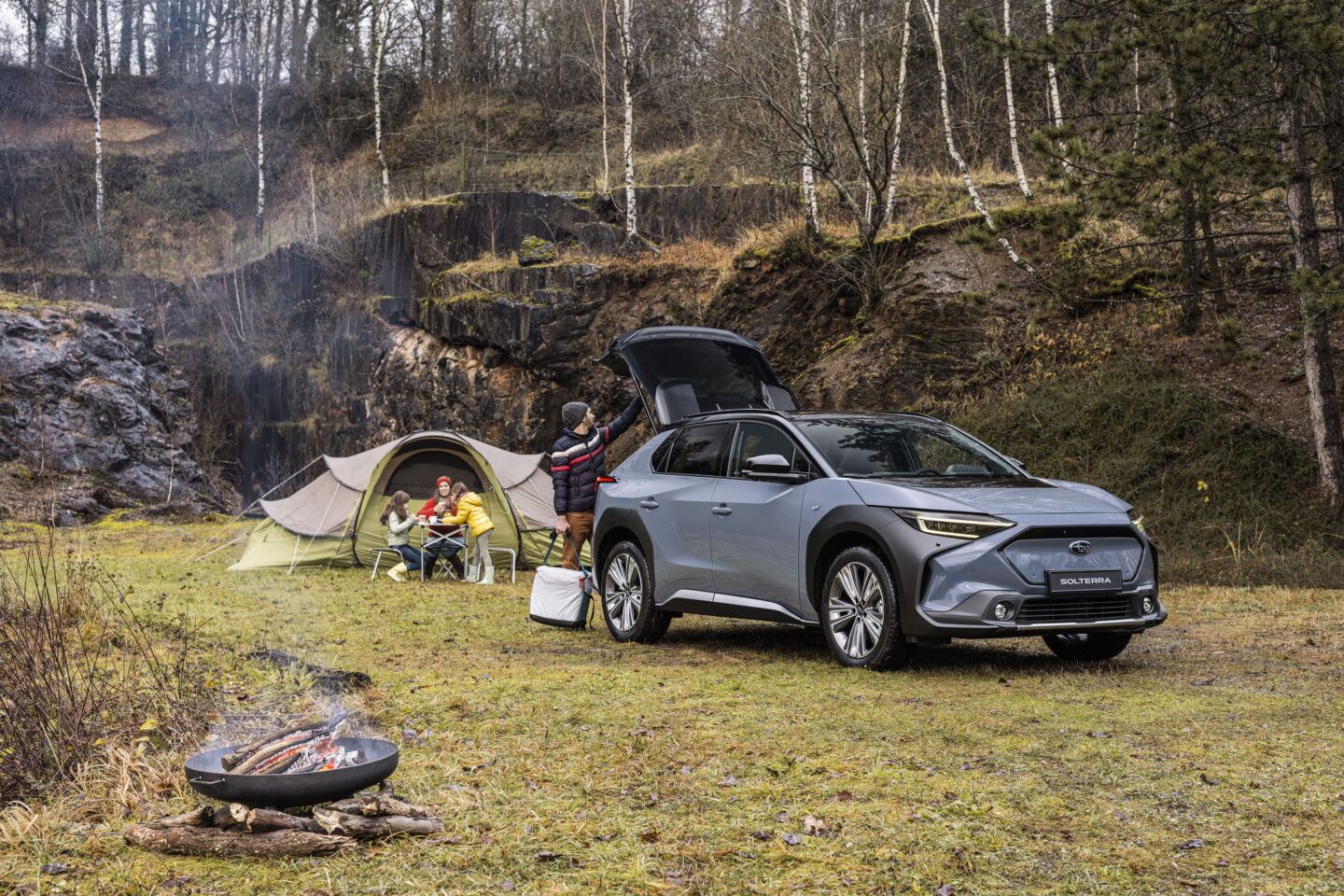 Subaru Solterra acampada en familia